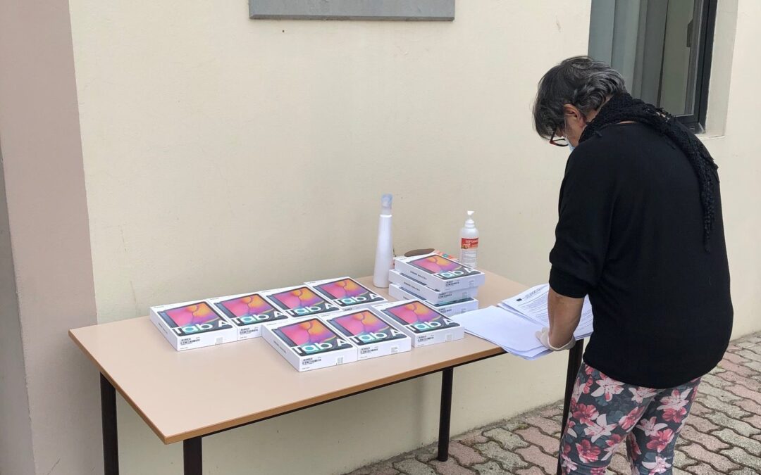 Prosegue la consegna alle famiglie dell’Istituto Comprensivo “Walter Iozzelli” dei tablet per la didattica a distanza acquistati con il contributo della Fondazione Caript